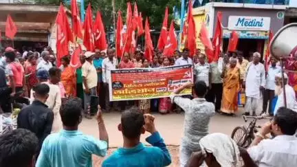 খড়গপুর ১: খড়গপুর ২ ব্লকের মাদপুরে বিডিও অফিস ঘেরাও করে বিক্ষোভ বামেদের