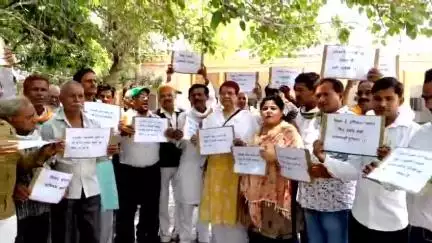 कन्नौज: स्कूल मर्जर के विरोध में कांग्रेस ने कलेक्ट्रेट में किया प्रदर्शन
