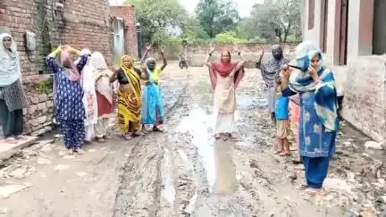 बाड़ी: गुमट अजीतपुरा के वार्ड नंबर 5 में महिलाओं ने नगर पालिका व जलदाय विभाग के खिलाफ किया विरोध प्रदर्शन