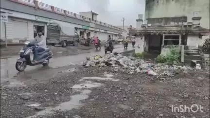 ભાણવડ: ભાણવડ માં ભર ચોમાસે કચરાના ઢગલા થતા રોગચાળો ફેલાવાનો ભય
#jansamsaya