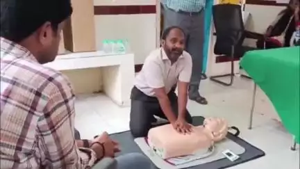 రాజమండ్రి సిటీ: సారంగధర పట్టణ ఆరోగ్య కేంద్రంలో ఆశ వర్కర్లకు సిపిఆర్ పై శిక్షణ