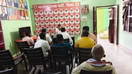 डुमरा: सीतामढ़ी में MLA ने आवास पर जनता दरबार लगाकर लोगों की समस्याएँ सुनीं