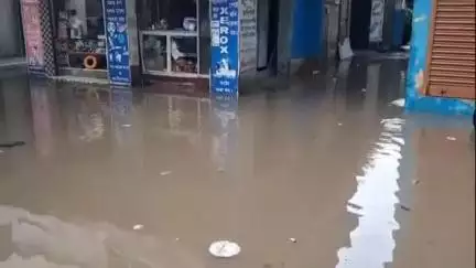 পূর্বস্থলী ২: পারুলিয়া বাজার এলাকায় অল্প বৃষ্টিতেই বন্যা পরিস্থিতি সমস্যায় দোকানদারেরা #jansamasya