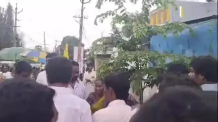 భీమిలి: వర్షం సైతం లెక్క చేయకుండా సుపరిపాలనకు తొలి అడుగు కార్యక్రమంలో పాల్గొన్న ఎమ్మెల్యే గంటా శ్రీనివాసరావు