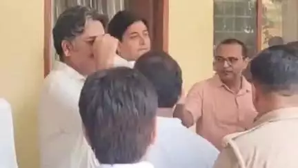 शामली: जलालाबाद में जमीन पर कब्जे के मामले में सहारनपुर से सपा विधायक उमर अली खान ने शामली कलेक्ट्रेट पहुंचकर दिए बयान