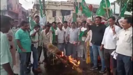 दुमका: भोगनाडीह कांड के विरोध में झामुमो ने सिदो कान्हु चौक पर भाजपा का पुतला फूंका