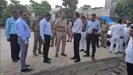 एटा: डीएम प्रेम रंजन सिंह और एसएसपी श्याम नारायण सिंह ने मोहर्रम एवं कावड़ यात्रा के स्थान व रूट का किया निरीक्षण