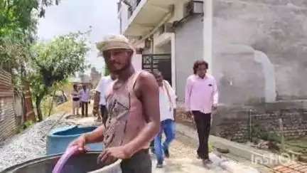 खलीलाबाद: मोती नगर में बने आरसीसी रोड का नगर पालिका अध्यक्ष ने किया निरीक्षण, दिए दिशा निर्देश