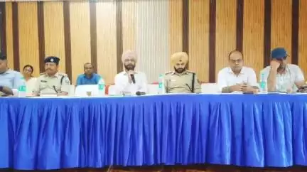 मधेपुरा: मुहर्रम पर्व को लेकर कला भवन में डीएम-एसपी ने दंडाधिकारी और पुलिस पदाधिकारी के साथ की बैठक