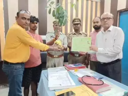 लंभुआ: वन विभाग ने सीयचसी प्रतापपुर कमैचा पर पौधा वितरण किया, एक पेड़ मां के नाम पर ग्रीन गोल्ड सर्टिफिकेट वितरित