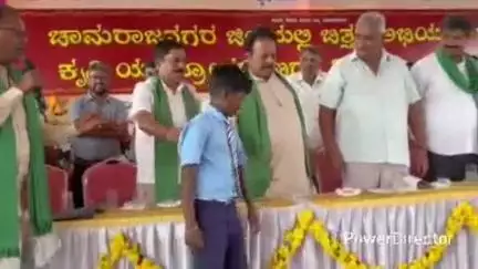 ಹನೂರು: ಚಿಂಚಳ್ಳಿಯಲ್ಲಿ ಗಬಗಬನೇ ಮಾವು ತಿಂದಿದ್ದ ಶಾಲಾ ವಿದ್ಯಾರ್ಥಿಗಳಿಗೆ ಸಚಿವರಿಂದ ಬಹುಮಾನ