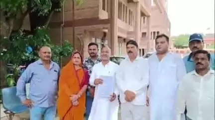 फिरोज़ाबाद: पुलिस कर्मी द्वारा सोशल मीडिया पर सपा मुखिया अखिलेश यादव पर की गई अभद्र टिप्पणी का सपा कार्यकर्ताओं ने जमकर विरोध किया