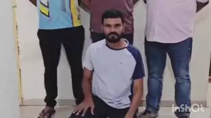 વ્યારા: તાપી એલસીબી પોલીસે પાનવાડી નજીકથી દારૂના ગુનામાં ત્રણ પોલીસ મથકમાં વોન્ટેડ આરોપીને ઝડપી લીધો.