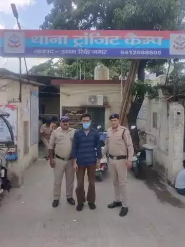 रुद्रपुर: ट्रांजिट कैंप थाना पुलिस ने वर्ष 2023 के मुकदमे में फरार वारंटी को जगतपुरा स्थित उसके घर से किया गिरफ्तार
