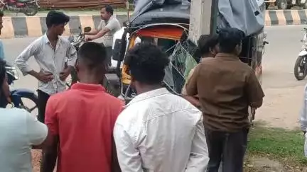 ಕಂಪ್ಲಿ: ನಗರದ ಕೊಟ್ಟಾಲ್ ರಸ್ತೆಯಲ್ಲಿ ಆಟೋ ಚಾಲಕನ ನಿಯಂತ್ರಣ ತಪ್ಪಿ ವಿದ್ಯುತ್ ಕಂಬಕ್ಕೆ ಢಿಕ್ಕಿ