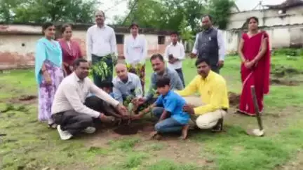 विजयराघवगढ़: अधिकारियों ने मुंहास नंबर 1, कुर्सी टोला व कांटी के स्कूलों का किया निरीक्षण, 'एक पेड़ मां के नाम' के तहत किया पौधरोपण