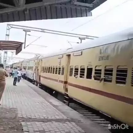 ऊंचाहार: ऊंचाहार रेलवे स्टेशन पर गंगा गोमती एक्सप्रेस ट्रेन का इंजन फेल, डेढ़ घंटे खड़ी रही ट्रेन
