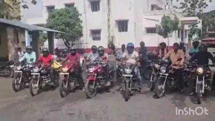 कुंडहित: कुंडहित में हेलमेट लाने के बाद छोड़ी गई मोटरसाइकिल