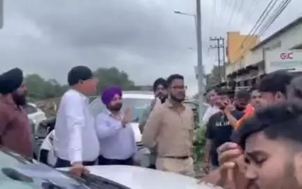 गोलमुरी-सह-जुगसलाई: मानगो: ASL मोटर्स शोरूम के सामने टाटा सफारी गाड़ी मालिक का प्रदर्शन