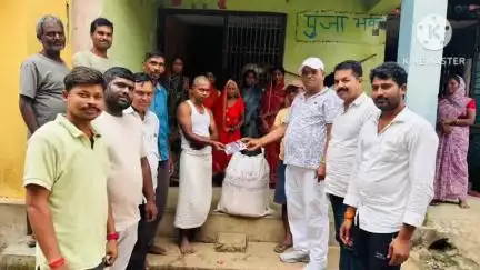 पदमा: सांसद के सौजन्य से कटकमसांडी में शोकाकुल परिवार के लिए नमो श्राद्ध राशन किट का वितरण