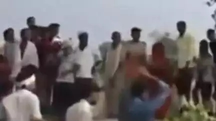 बिल्हौर: पकवान की बराई देवी मंदिर में मारपीट के मामले में आरोपी तमंचे की फोटो भेजकर पीड़ित को दे रहे हैं धमकी