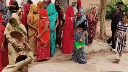 कामां: कामां में जलदाय विभाग कार्यालय पर पानी की समस्या को लेकर महिलाओं ने किया प्रदर्शन