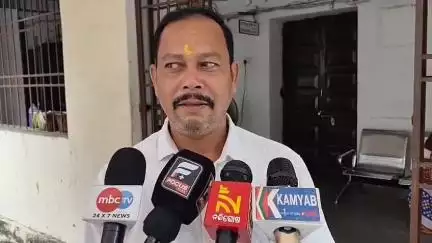 ଅନୁଗୋଳ: ତହସିଲ ଅଫିସକୁ ଆସି ଫେରି ଯାଉଥିବା ନେଇ ଅଫିସ୍ ଠାରେ ପ୍ରତିକ୍ରିୟା ରଖିଲେ କୁମର ମୁଦୁଲି