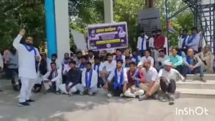 अकबरपुर: यूपी में प्राथमिक स्कूलों के विलय का विरोध, आजाद समाज पार्टी ने कलेक्ट्रेट पर किया प्रदर्शन और राज्यपाल को भेजा ज्ञापन