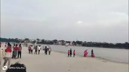 मिर्ज़ापुर: मदरसे में पढ़ रहा नाबालिक किशोर चील घाट पर नहाते समय गंगा में डूबा, स्थानीय गोताखोरों ने तलाश जारी, मौके पर पुलिस