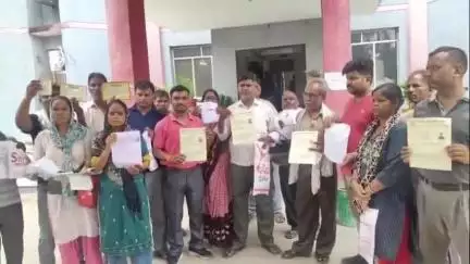 कोल: शहर में वेंडिंग जॉन में अलॉट हुई दुकानों को हटवाने का आरोप, दुकानदारों ने नगर निगम के खिलाफ किया हंगामा