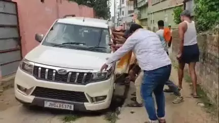मधेपुरा: पोस्ट ऑफिस के पास बिना ढक्कन के नाले में गिरा वाहन, टूटे नाले से बड़ी परेशानी