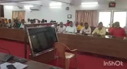 रॉबर्ट्सगंज: कावर यात्रा को लेकर DM और SP ने लोढ़ी स्थित कलेक्ट्रेट में की समीक्षा बैठक