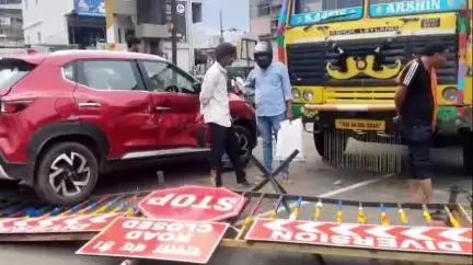 नागपूर शहर: झिंगाबाई टाकळी रोडवर अपघात, अनियंत्रित ट्रकने दिली चार चाकी ला धडक