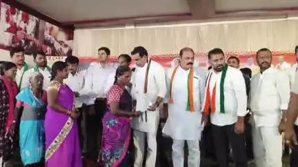 జనగాం: BRS ప్రభుత్వంలో డబల్ బెడ్రూం ఇండ్లు ఇస్తామని చెప్పిన మాటలు పిట్ట కథలే తప్ప ఎక్కడ ఇవ్వలేదు:ఎంపీ చామల కిరణ్ కుమార్ రెడ్డి