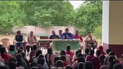 జమ్మికుంట: ప్రభుత్వ జూనియర్ కళాశాల విద్యార్థులకు బ్యాంకింగ్ సేవలు పట్ల అవగాహన కల్పించిన యూనియన్ బ్యాంక్ మేనేజర్ దొరస్వామి