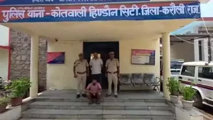 हिण्डौन: हत्या के मामले में फरार आरोपी कुमर सिंह को कोतवाली पुलिस ने शहर से किया गिरफ्तार