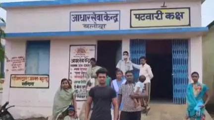 महासमुंद: बलौदा से आधार कार्ड सेंटर हटाने पर ग्रामीणों में नाराजगी, कलेक्टर को सौंपा ज्ञापन