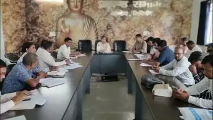 गांडेय प्रखंड कार्यालय के सभाकक्ष में बीडीओ ने मनरेगा को लेकर समीक्षा बैठक की