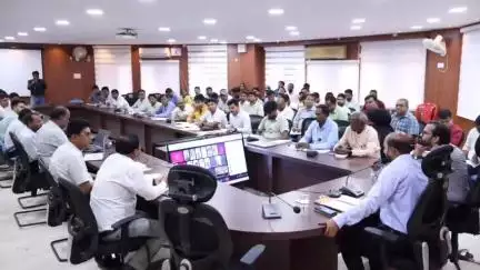 कोडरमा: समाहरणालय सभागार में उपायुक्त ऋतुराज की अध्यक्षता में योजनाओं की समीक्षा बैठक
