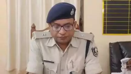 बथनाहा: बथनाहा बाजार में पुलिस ने नशे में धुत दो युवकों को किया गिरफ्तार