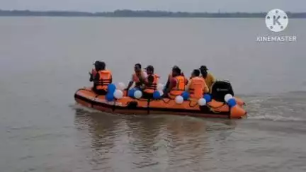 বজবজ ২: অপ্রীতিকর ঘটনা এড়ানোর জন্য অভিষেক বন্দ্যোপাধ্যায় তরফ থেকে বুড়ুল জেটিঘাটের দুটি বিপর্যয় মোকাবিলা বোর্ড প্রদান করা হয়