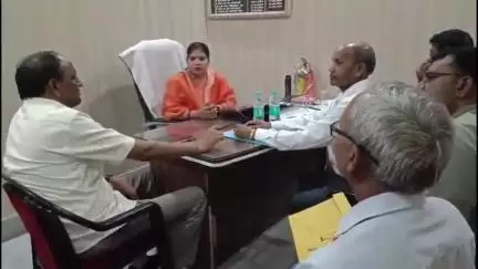 एटा: उत्तर प्रदेश सरकार की राज्य स्तरीय निगरानी समिति की सदस्य ने कस्बा मारहरा नगर पालिका का किया निरीक्षण