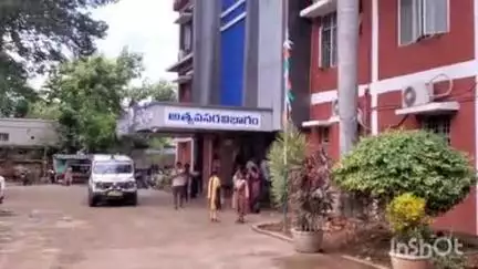 పార్వతీపురం పట్టణ సమీపంలో సురేష్ స్కూల్ వద్ద ఆగిన ఆటోను ఢీకొన్న మరో ఆటో
: డ్రైవర్ కి గాయాలు, జిల్లా ఆసుపత్రికి తరలింపు