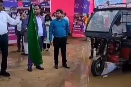 लखीसराय: लखीसराय नगर भवन श्री मतदाता सूची विशेष गहन पुनरीक्षण अभियान प्रचार वाहन को डीएम ने हरी झंडी दिखाकर किया रवाना