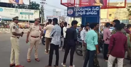 గుంటూరు: జిల్లా ఎస్పీ సతీష్ కుమార్ ఆదేశాల మేరకు నగరంలో స్పెషల్ డ్రైవ్.. రికార్డ్స్ సరిగా లేని పలు వాహనాలకు ఫైన్