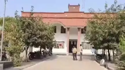 मौदहा: सिसोलर क्षेत्र के आधा दर्जन गांवों की सड़क के खस्ताहाल होने पर भाजपा मंडल अध्यक्ष पूर्वी ने एसडीएम को सौंपा ज्ञापन