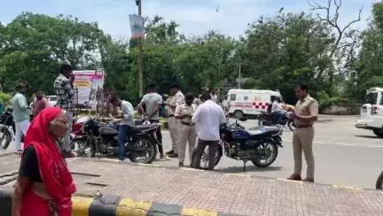 औरंगाबाद: दो पहिया वाहन चला रहे हैं तो देखें यह खबर, डीएम आवास के सामने परिवहन विभाग ने जांच के दौरान 65 वाहनों से वसूले ₹1.73 लाख