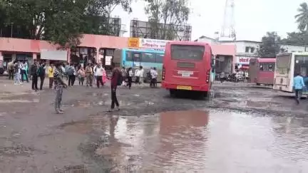 नाशिक: नाशिकरोड बस स्थानकावर खड्ड्यांमुळे विद्यार्थी व प्रवासी त्रस्त; रिपाईच्या वतीने आंदोलनाचा इशारा #Jansamasya