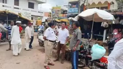 ಹಾವೇರಿ: ನಗರದ ಎಲ್.ಬಿ.ಎಸ್ ಮಾರುಕಟ್ಟೆಯಲ್ಲಿ ಟ್ರಾಫಿಕ್ ಕಿರಿಕಿರಿ; ಸಮಸ್ಯೆ ಬಗೆಹರಿಸಿ ಸಂಚಾರಿ ಠಾಣೆ ಪಿಎಸ್ಐ ಶೈಲಜಾ #localissue