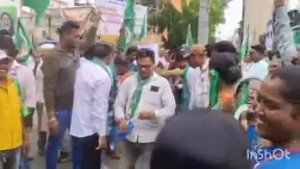 चाईबासा: पोस्ट ऑफिस चौक में झारखंड मुक्ति मोर्चा ने भाजपा के खिलाफ किया पुतला दहन